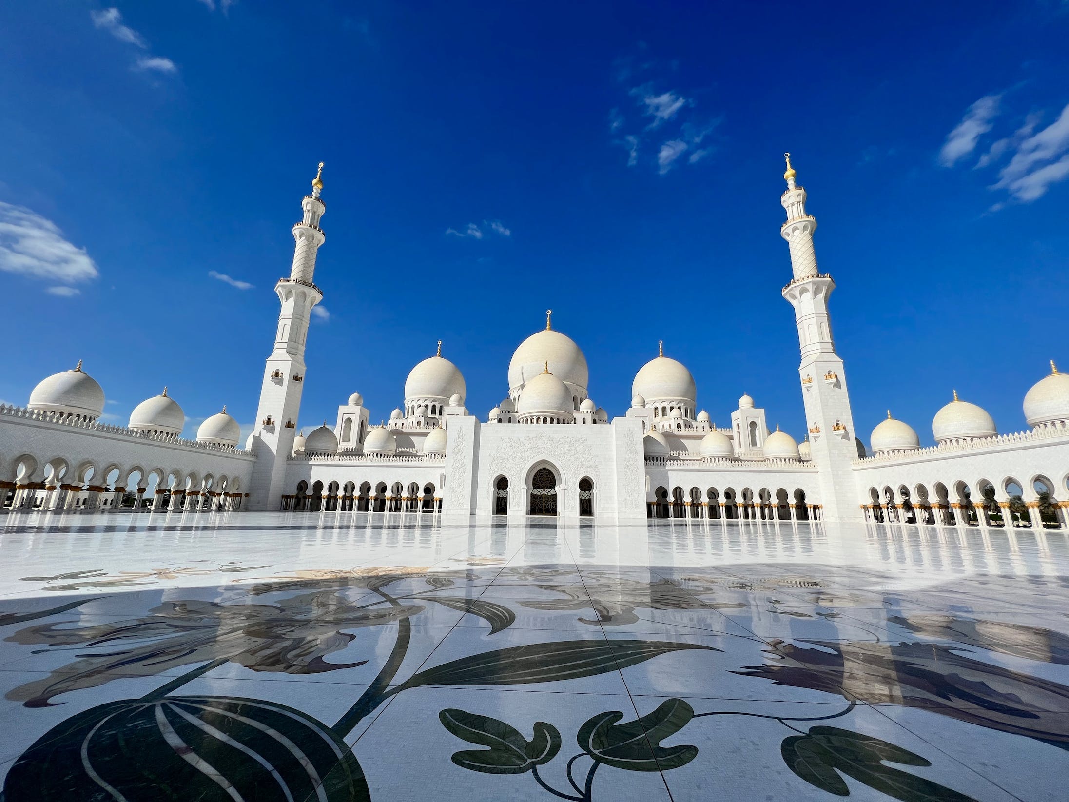 “Sheikh Zayed Grand Mosque, Abu Dhabi: A Great Desert Spring of Peacefulness”