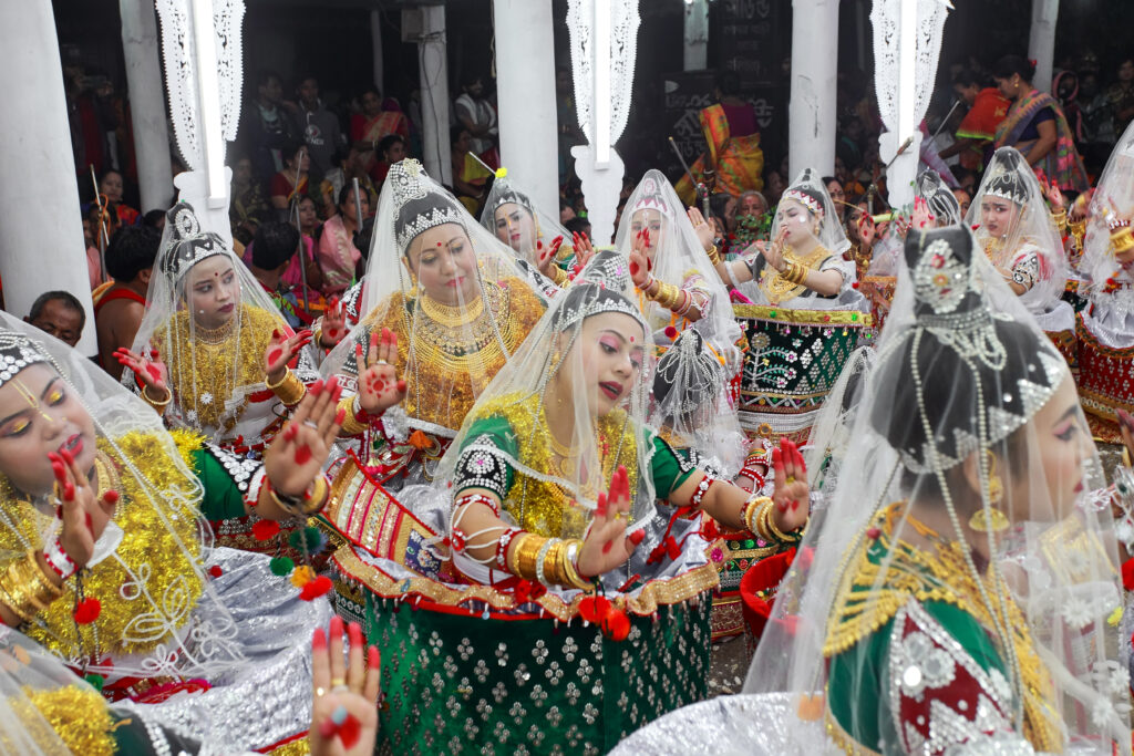This image has an empty alt attribute; its file name is Celebrating_Raas_lila_festival_in_Bangladesh_20-1024x683.jpg